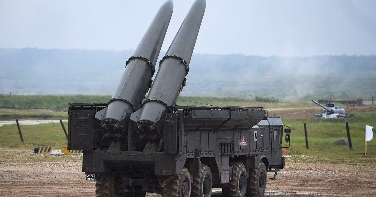 Trước đó, Armenia và Algeria cũng đã sở hữu loại vũ khí khủng này trong biên chế. Tuy nhiên, hai nước này chỉ sở hữu Iskander-E phiên bản xuất khẩu. Nhiều khả năng, Belarus sẽ được sở hữu phiên bản Iskander-M - phiên bản mạnh nhất của dòng tên lửa Iskander ở thời điểm hiện tại.