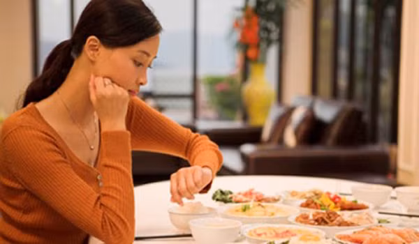 Không ăn sau bữa trưa: Một số người cho rằng nhịn sau bữa trưa là cách kiểm soát, không nạp quá nhiều calo vào cơ thể.