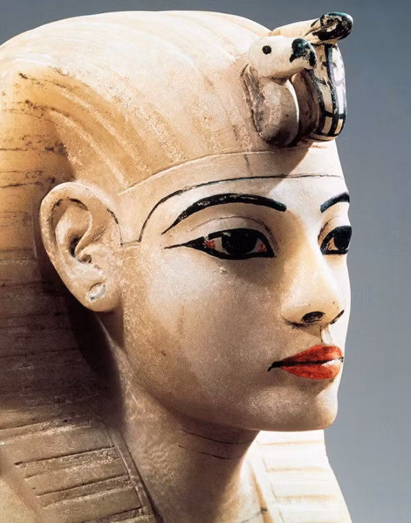 Được biết, các Pharaoh trước đây rất chuộng sử dụng bột màu đen để kẻ vẽ mắt. Họ trang điểm mắt cầu kỳ để thể hiện địa vị của bản thân. Những người đàn ông giàu có sử dụng chúng làm đặc điểm nhận dạng suốt thời gian dài. Đến thời Victoria, cách trang điểm này bị coi là không đứng đắn, dần bị lãng quên.