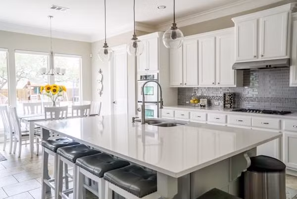 Chia sẻ với Dailystar, Deyan Dimitrov (Giám đốc điều hành Laundryheap - một công ty giặt là và dọn dẹp tại Anh) cho rằng bếp là nơi nấu nướng song cũng dễ giấu bụi bẩn. Mặc dù thường được làm sạch nhưng có những vị trí dễ bị bỏ quên, khiến chúng trở thành “ổ” vi khuẩn. (Ảnh minh họa)