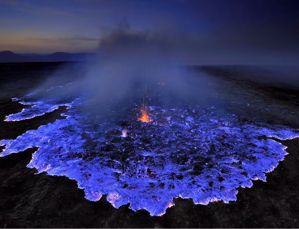 Núi lửa Kawah Ijen ở Indonesia phun nham thạch màu xanh neon khiến nhiều người sửng sốt.