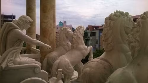 Ngôi biệt thự độc đáo gồm tám tầng và một tầng hầm với hình dáng bên ngoài của các kiến trúc Hi Lạp cổ xưa làm cảm hứng thiết kế, lấy bốn cột làm tứ trụ phía trước, hai bức tượng trong thần thoại Hy Lạp bằng đá nguyên khối và bức tượng cỗ xe của thần mặt trời gồm bốn con ngựa bằng đá cẩm thạch trắng tạo điểm nhấn. Mỗi bức tượng trong ngôi nhà cao hơn hai mét, nặng hơn một tấn, được chở từ một ngôi làng chuyên tạc tượng ở Ngũ Hành Sơn (Đà Nẵng). Theo chủ nhà, bốn con ngựa bằng đá với giá trị gần 1,7 tỷ chưa tính công vận chuyển từ Đà Nẵng.