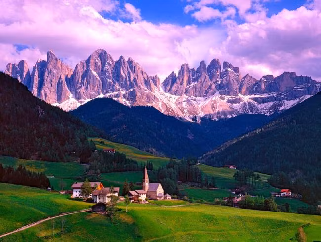 Công viên tự nhiên Puez-Geisler ở phía Đông Bắc Italy đúng là chốn thần tiên trên mặt đất. Đồng cỏ xanh ngắt bao la, những đỉnh núi xám nhọn hoắt và một nhà thờ xinh xắn ẩn hiện giữa những ngọn núi.