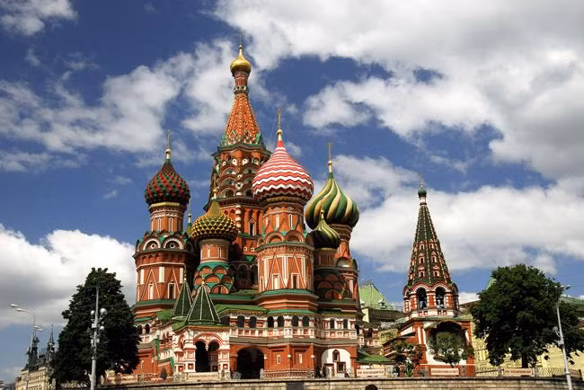 Nhà thờ St. Basil, Moscow, Nga giống như chốn thần tiên nổi bật giữa Quảng trường Đỏ với kiểu mái vòm trông như những viên kẹo ngọt ngào, đầy màu sắc.
