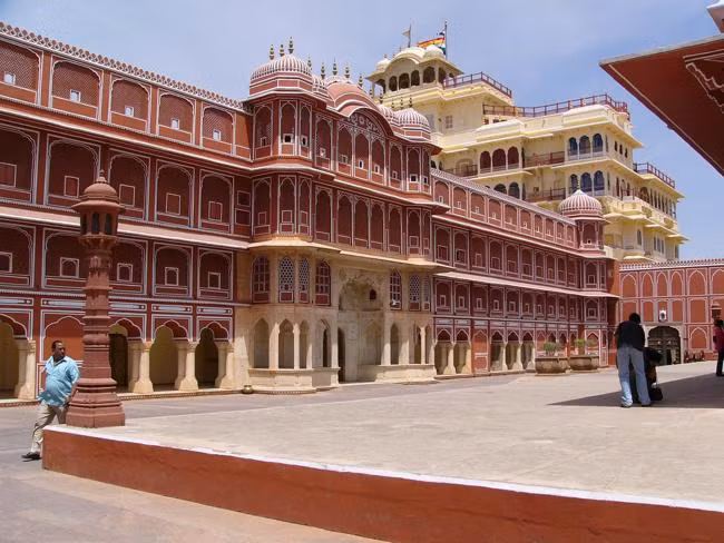 Bạn sẽ được chiêm ngưỡng địa điểm đẹp như cổ tích khi đến thành phố Jaipur, Ấn Độ. Nơi đây được mệnh danh là “thành phố màu hồng” với những tòa nhà kiến trúc cổ xưa và được xây bằng đá hoa cương màu hồng tuyệt đẹp.