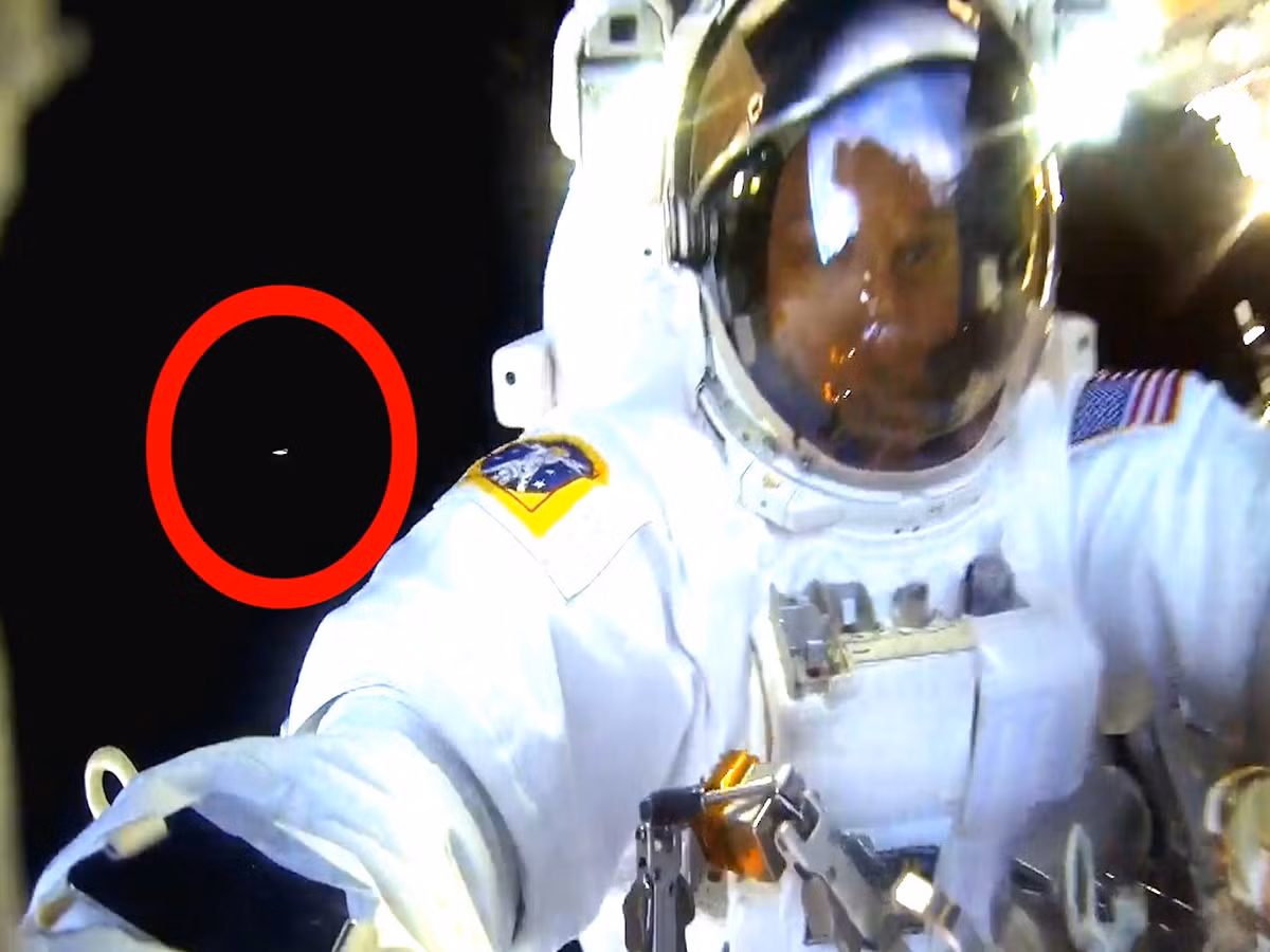 Đầu tháng 11 vừa qua, trong chuyến ra ngoài tàu vũ trụ có sử dụng camera GoPro, một phi hành gia đã chụp được khoảnh khắc ấn tượng khi UFO bí ẩn xuất hiện trong bức ảnh tự sướng của mình. Bức ảnh đã gây xôn xao một thời gian, đến nay chưa có lời giải đáp.