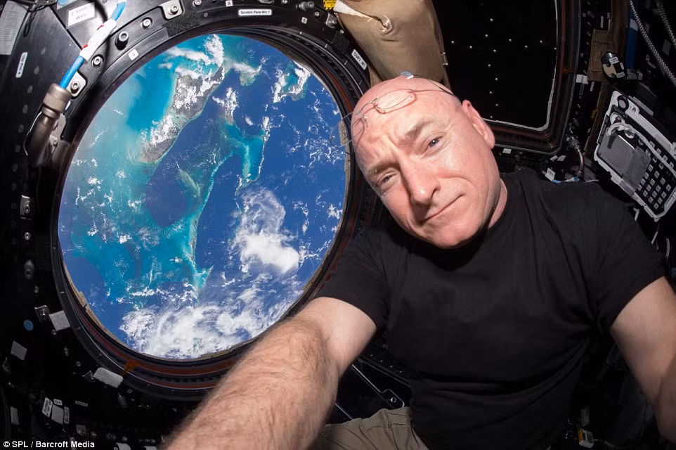 Bức ảnh tự sướng của nhiếp ảnh gia Scott Kelly với hành tinh quê hương qua cửa kính tàu vũ trụ là một trong những bức ảnh tự sướng trong không gian ấn tượng nhất 2015.