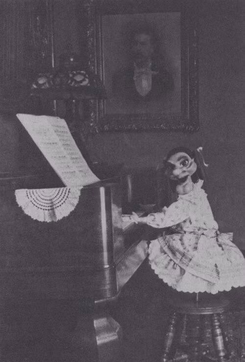 Bức ảnh con rối chơi piano khiến nhiều người giật mình vì quá đáng sợ.
