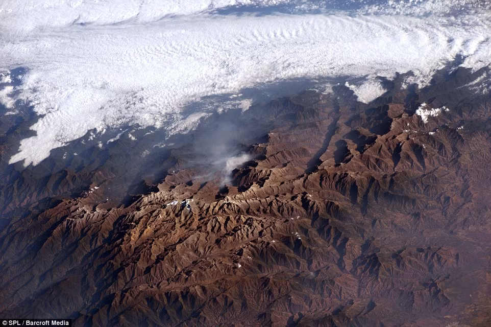Một cái nhìn cận cảnh của các dãy núi nhấp nhô, khô cằn ở Sierra Nevada de Santa Marta, Colombia.