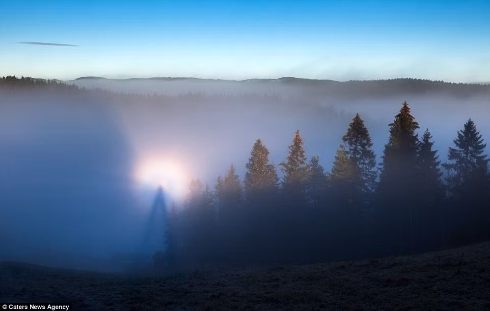Còn được gọi là hiện tượng Brocken Spectre, một hiện tượng thiên nhiên kỳ ảo, xảy ra khi một người đứng trên đỉnh núi cao hắt bóng xuống đám mây hoặc sương mù phía dưới. Khi đó phần đầu của chiếc bóng thường được bao quanh bởi những vệt sáng nhiều màu rực rỡ.