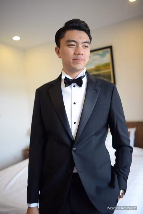 Chú rể của ca nương Kiều Anh đã sẵn sàng lễ phục để đón cô dâu xinh đẹp.