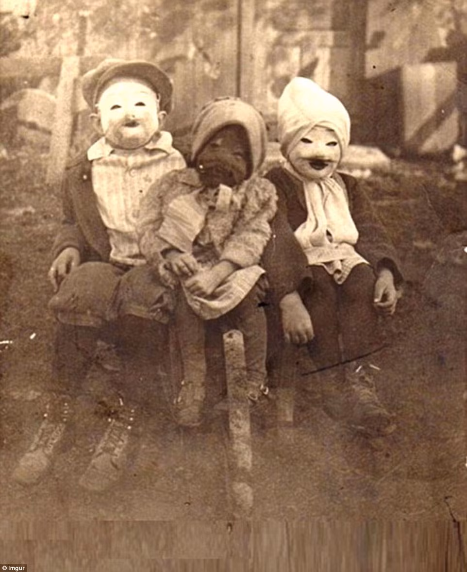 Ba em nhỏ đeo mặt nạ ghê rợn trong dịp Halloween.