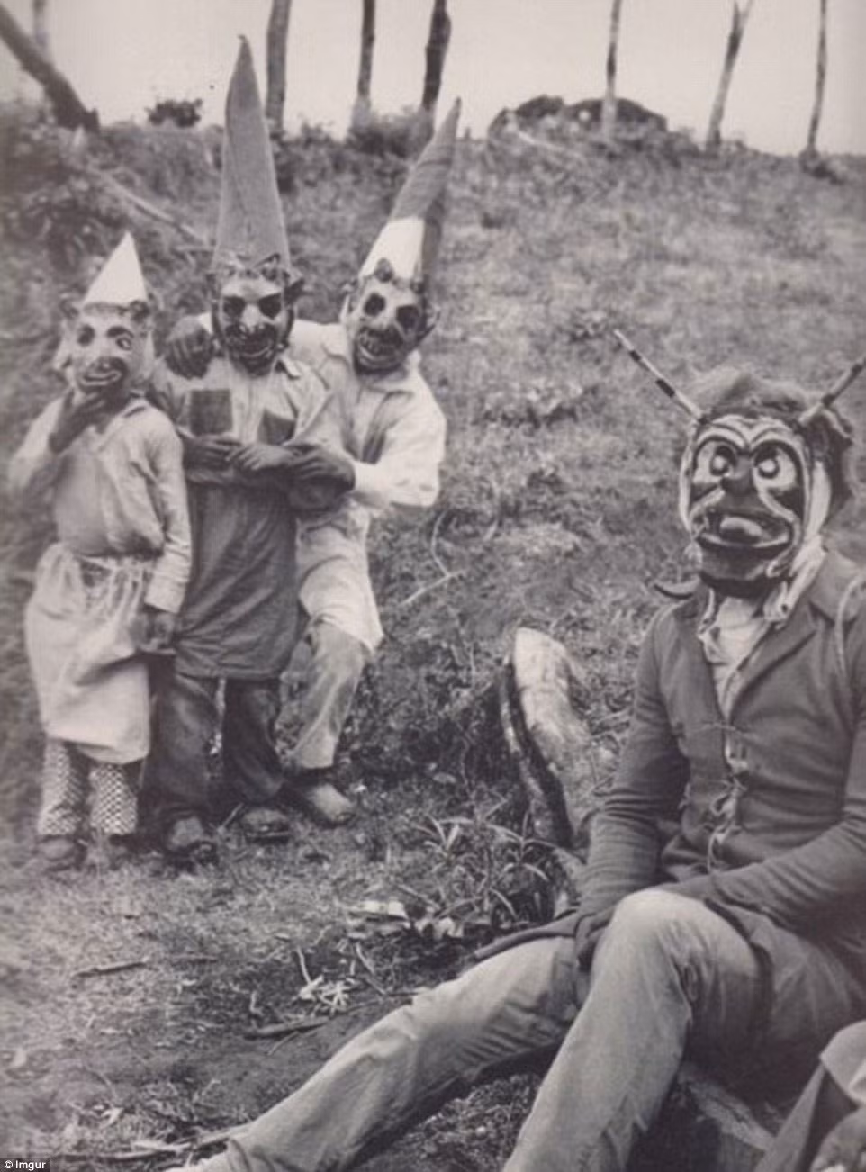 Những chú hề mùa Halloween này sẽ làm mọi người kinh hồn bạt vía.