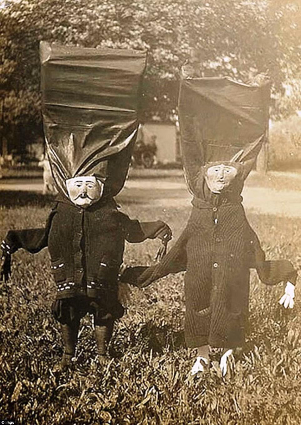 Không biết hai người này nhét những đồ gì bên trong phục trang Halloween.