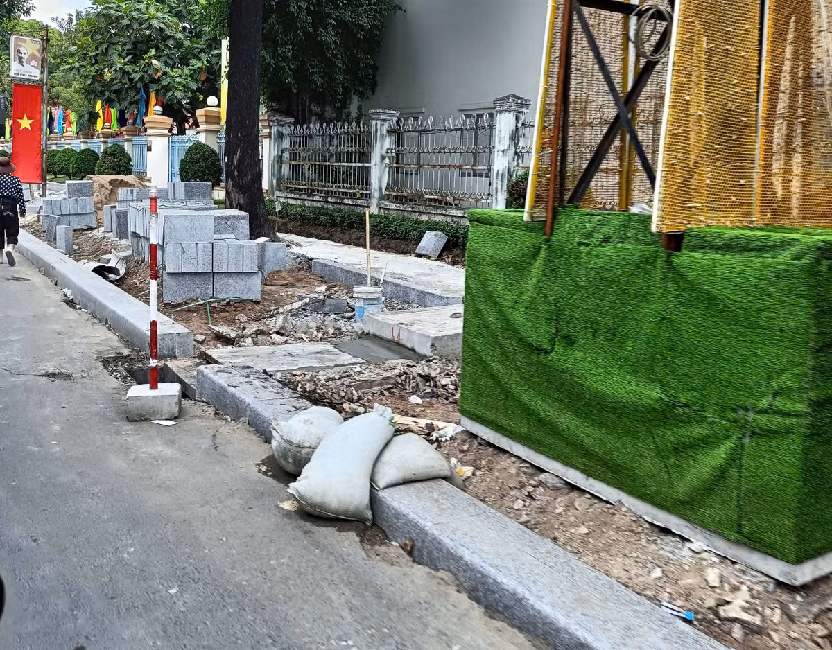 TP HCM: Công trình cải tạo vỉa hè đường Phan Đăng Lưu đang thi công ra sao? - Hình 4 TP HCM: Cong trinh cai tao via he duong Phan Dang Luu dang thi cong ra sao?-Hinh-4