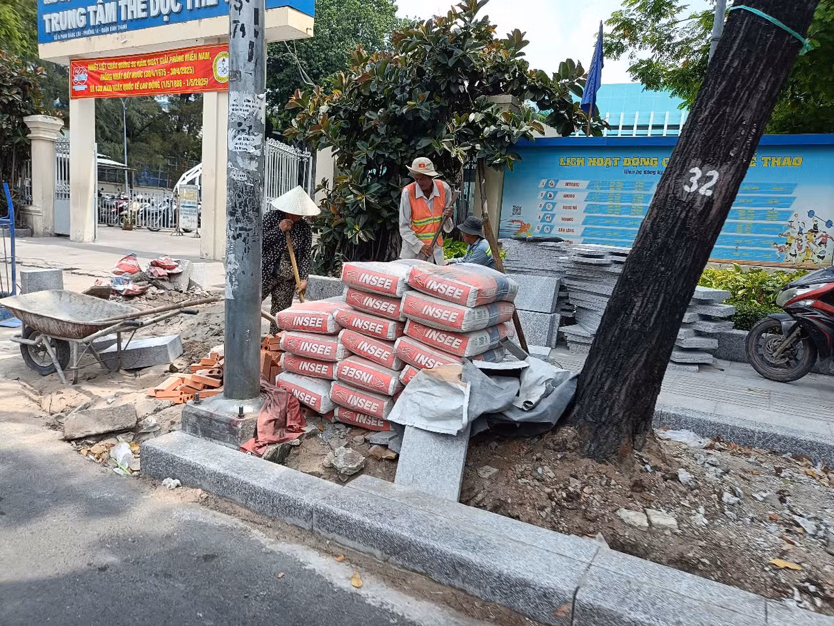 TP HCM: Công trình cải tạo vỉa hè đường Phan Đăng Lưu đang thi công ra sao? - Hình 8 TP HCM: Cong trinh cai tao via he duong Phan Dang Luu dang thi cong ra sao?-Hinh-8