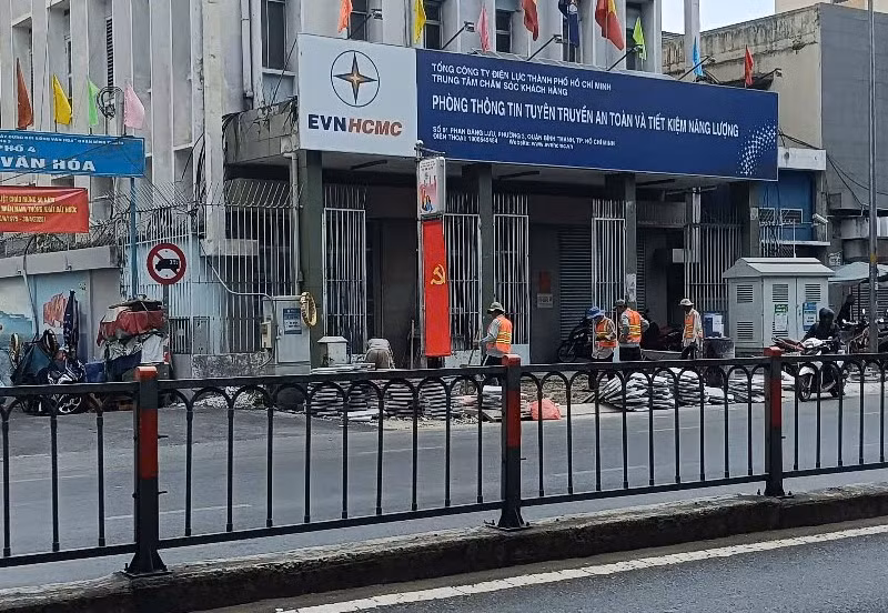 TP HCM: Công trình cải tạo vỉa hè đường Phan Đăng Lưu đang thi công ra sao? - Hình 7 TP HCM: Cong trinh cai tao via he duong Phan Dang Luu dang thi cong ra sao?-Hinh-7