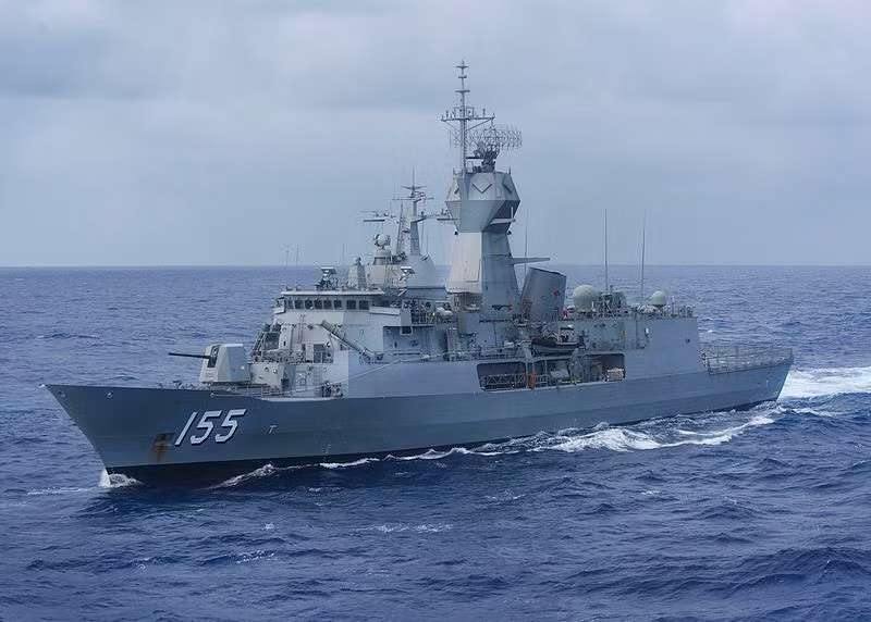 HMAS Ballarat (FFH 155) là một trong những tàu hộ vệ tên lửa hiện đại nhất của Hải quân Hoàng gia Australia (RAN). Con tàu thuộc lớp Anzac được chế tạo từ ngày 4/8/2000 đến 25/5/2002 thì hạ thủy. Nó chính thức biên chế vào ngày 26/4/2004. Nguồn ảnh: Wikipedia