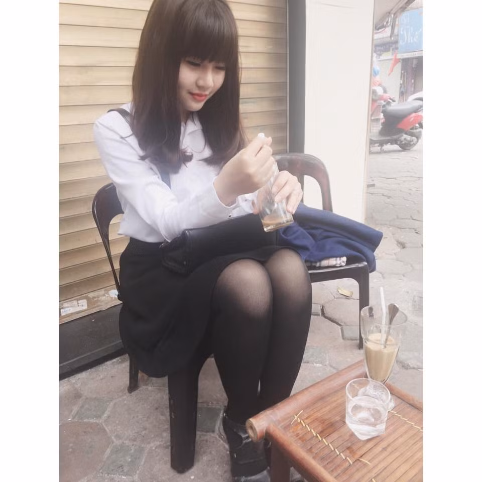 Có 9 năm liền là học sinh giỏi, từng đạt giải ba học sinh giỏi môn Sử quận Ba Đình, Tây Hồ, Nhật Anh được thầy yêu bạn quý, tín nhiệm cho làm lớp trưởng và còn coi như một cô nàng hot girl của lớp.