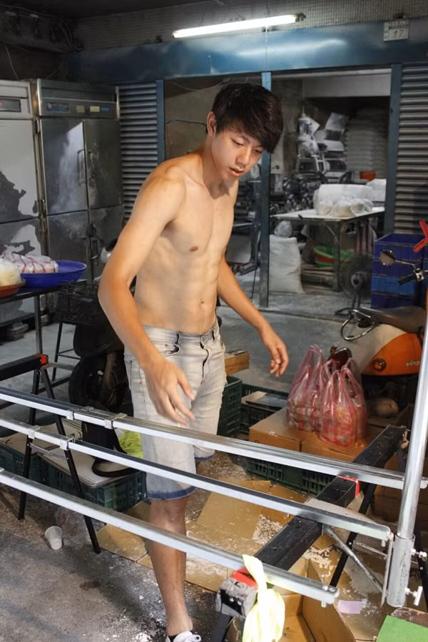 Được biết, Du Thắng Luân tranh thủ thời gian cuối tuần đi đi bán bánh trong chợ để kiếm thêm thu nhập, chi trả sinh hoạt phí và phục vụ việc học tập tại trường đại học.