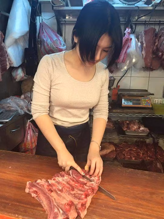 Sau khi ra trường, Trương Thái Tiệp gặp khó khăn khi đi xin việc làm, trong thời gian chờ đợi kết quả từ các đơn vị tuyển dụng, cô cử nhân về nhà bán thịt lợn, kiếm thêm thu nhập, phụ giúp gia đình ở Đài Bắc.