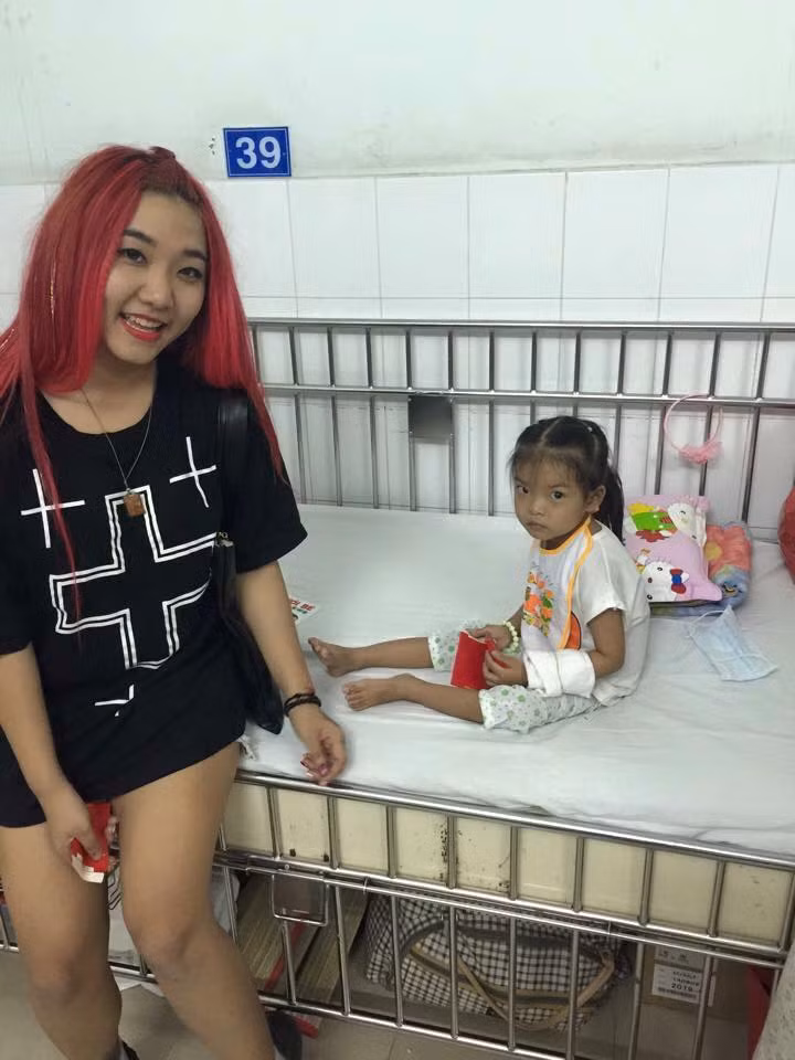 Cát Phương cũng thường tham gia làm từ thiện, giúp đỡ trẻ em nghèo và cả những bệnh nhân có hoàn cảnh khó khăn trong các bệnh viện. Làm nhiều việc với quỹ thời gian có hạn, Cát Phương luôn cố gắng điều chỉnh, tận hưởng niềm vui trong chính những gì cô làm được.