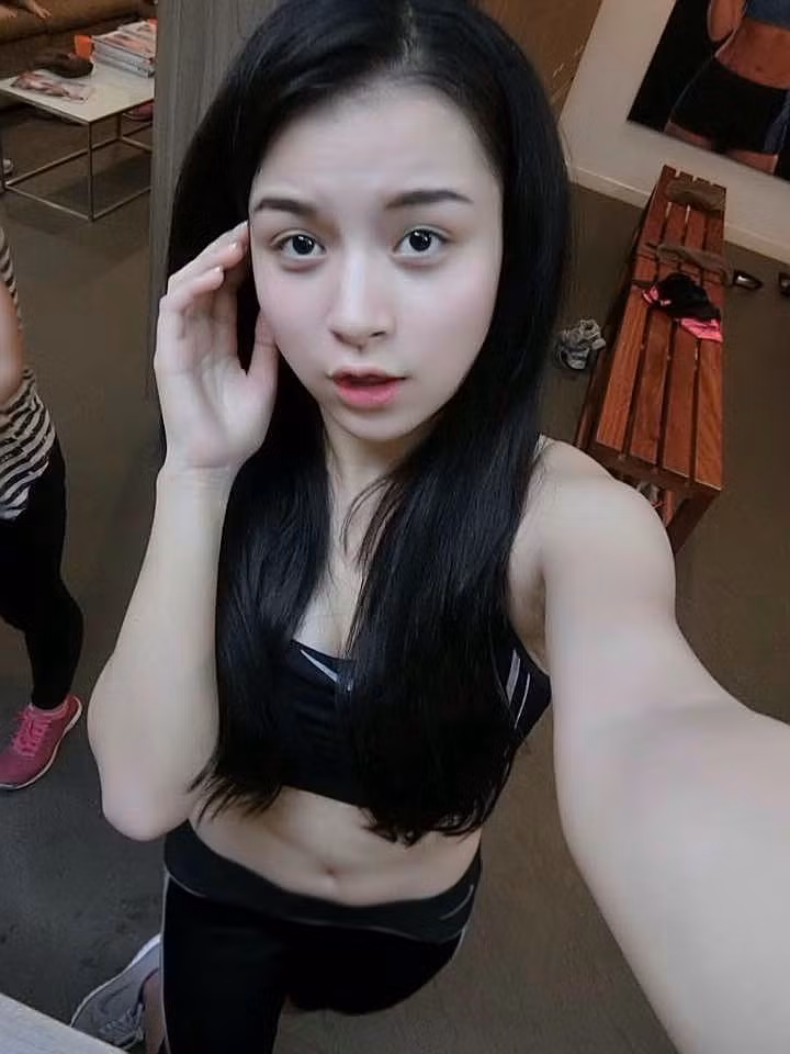 "Theo em, giảm cân là một quá trình, những người thật sự muốn giảm cân cần phải có sự quyết tâm và một động lực thật lớn hay quan trọng nào đó thì có lẽ mới thành công. Với riêng em, nhờ có một người bạn thân rủ em đi tập chung để cùng nhau phấn đấu nên em mới có thể trở lại tập luyện và chăm chỉ hơn", cô nàng 9X chia sẻ về kinh nghiệm tập luyện.