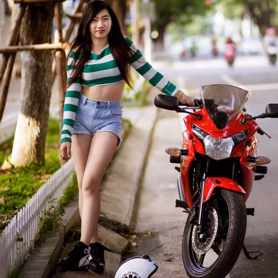 Phương Nhã chia sẻ về bản thân: "Sở thích của mình là đi du lịch, đi phượt xa, mê đá banh, nhảy hiphop, trượt patin... và tuy là con gái nhưng mình lại mê tốc độ và rất thích siêu xe! Bình thường mình khá tự tin, năng động và... cá tính thì có đầy mình!".