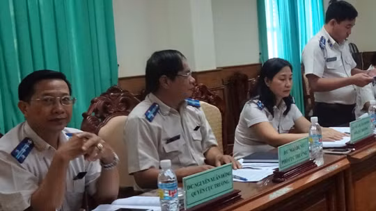 Ông Nguyễn Văn Chánh, Chánh Văn phòng Cục Thi hành án Dân sự tỉnh Bình Định (người đang đứng) vừa bị bắt.