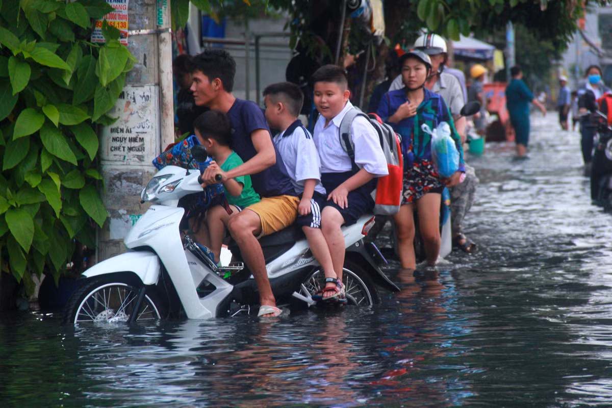 Hoc sinh Sai Gon bi bom trong lan nuoc den ngom sau tan hoc