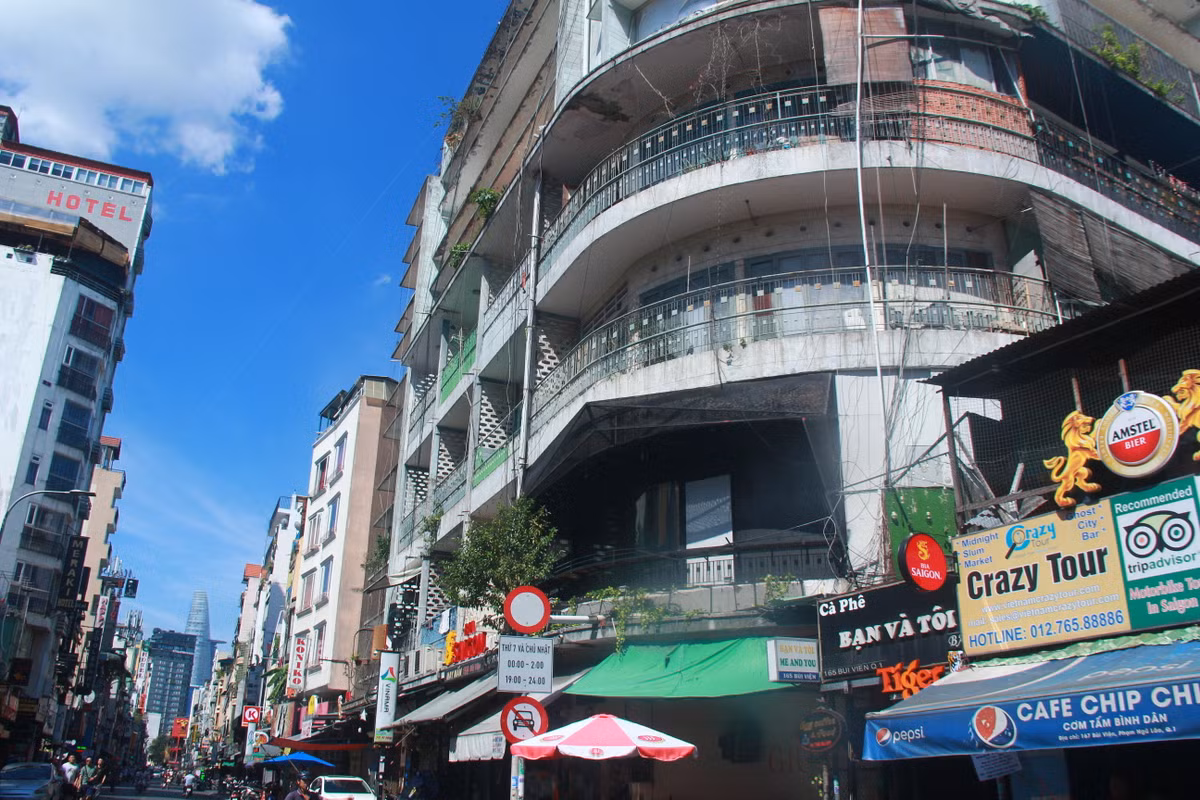 Khu chung cư 155 - 157 Bùi Viện xuống cấp, nằm trong diện công trình loại D, rất nguy hiểm. Chung cư 155-157 Bùi Viện đi vào hoạt động hơn nửa thế kỷ trước, sau chừng ấy thời gian, khu chung cư này bắt đầu xuống cấp nghiêm trọng. Nhằm đảm bảo an toàn cho gần 100 hộ gia đình trong chung cư và các hộ dân sống xung quanh, Sở Xây dựng TP.HCM đã cho kiểm định. Kết quả cho thấy khu chung cư này thuộc loại D, nằm trong diện hư hỏng nặng và rất nguy hiểm. 