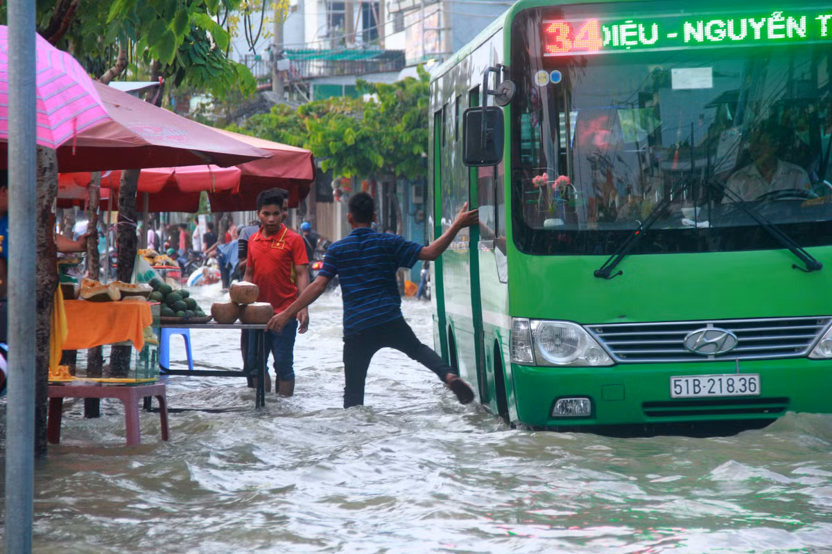 Sai Gon khong mua nguoi dan van day xe bi bom tren duong-Hinh-6