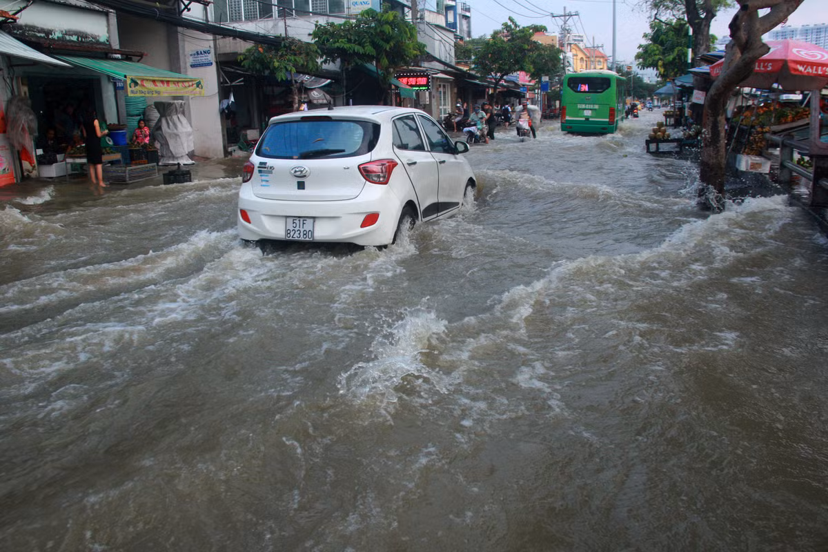 Sai Gon khong mua nguoi dan van day xe bi bom tren duong-Hinh-5