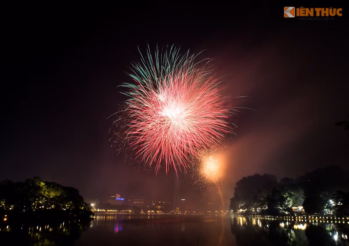 Anh phao hoa ruc sang bau troi Ha Noi, TP HCM dem giao thua-Hinh-8