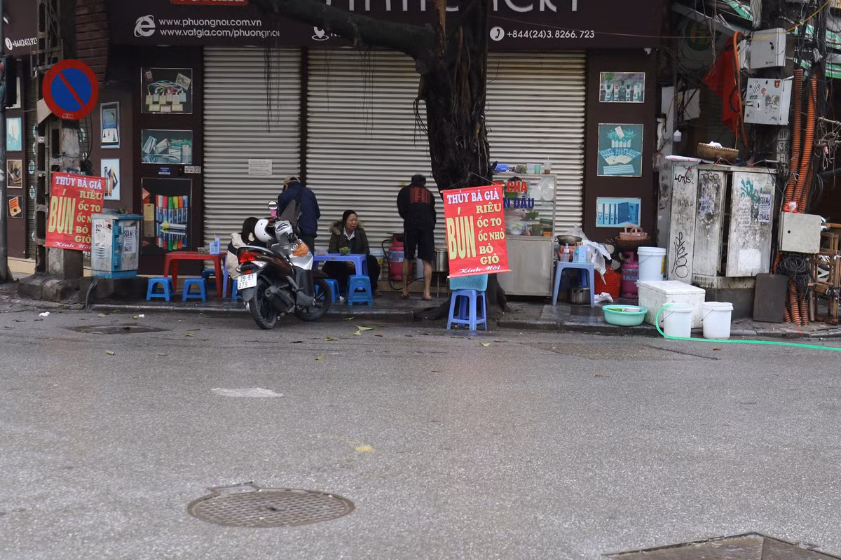Cụ thể, thay vì mức 30.000 - 35.000 đồng một bát như ngày thường, hôm nay chủ quán thu 55.000 đồng một bán bún ốc, đắt gần gấp đôi ngày thường.