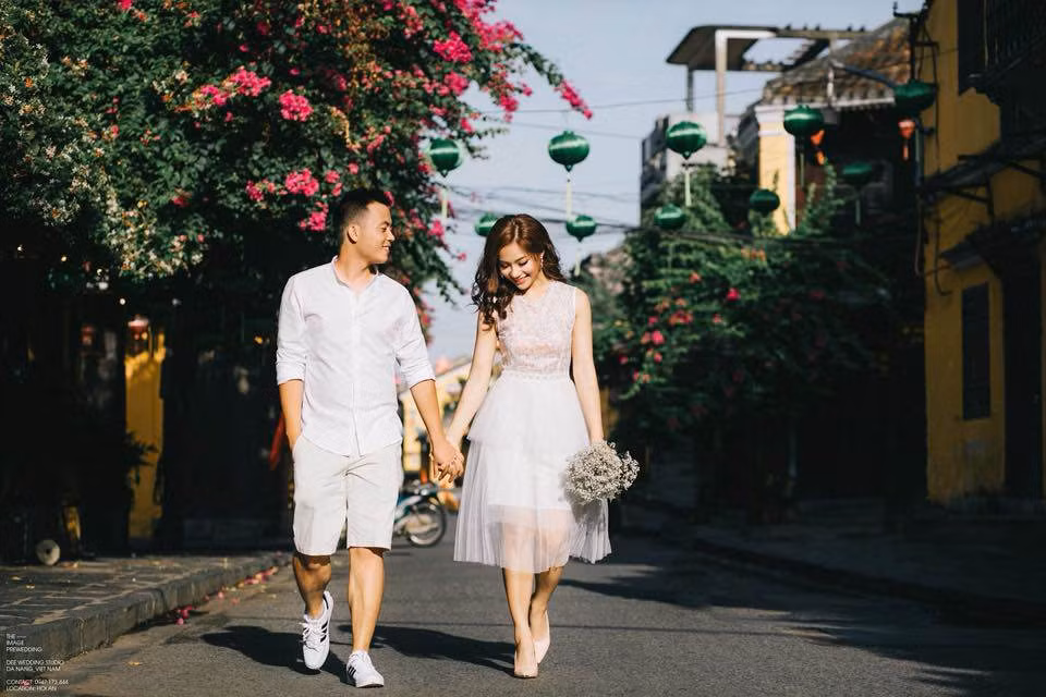 9X goc Viet yeu ban trai kem tuoi bi che “ba gia”, 7 nam sau lot xac xinh xuat sac