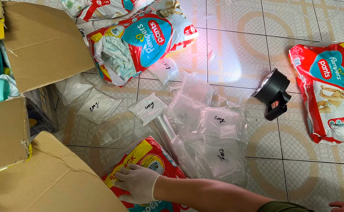 Thu giữ trong phòng của đối tượng Trang đang ngồi khoảng 8kg chất bột màu trắng. Theo khai nhận của đối tượng đây là ma túy tổng hợp loại ketamin. Số ma túy này được Trang cất giấu, ngụy trang rất tinh vi trong các bỉm quần của trẻ em, dự định sẽ tiếp tục vận chuyển đưa đi tiêu thụ. 