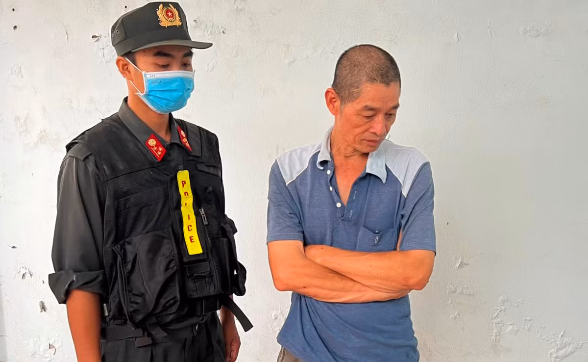 Mở rộng thêm, lực lượng Công an đã bắt đối tượng Phạm Văn Duẩn (SN 1962 trú tại Diêm Thương, phường Đức Ninh Đông, TP. Đồng Hới - Quảng Bình) là bố ruột của đối tượng Trang. Qua đấu tranh, đối tượng Duẩn khai nhận số ma túy trên được Trang nhờ mang đi cất giấu. 