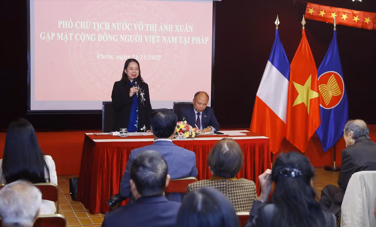 Phó Chủ tịch nước Võ Thị Ánh Xuân đánh giá cao hoạt động tích cực và hiệu quả của các cơ quan đại diện tại Pháp, một trong những đối tác hàng đầu của Việt Nam ở châu Âu và trên thế giới và là nơi có nhiều tổ chức quốc tế lớn. Sự hiện diện của Đại sứ quán và nhiều cơ quan đại diện quan trọng của Việt Nam tại Pháp là minh chứng cho mối quan hệ hữu nghị và hợp tác cùng phát triển giữa hai nước. (Ảnh: TTXVN)