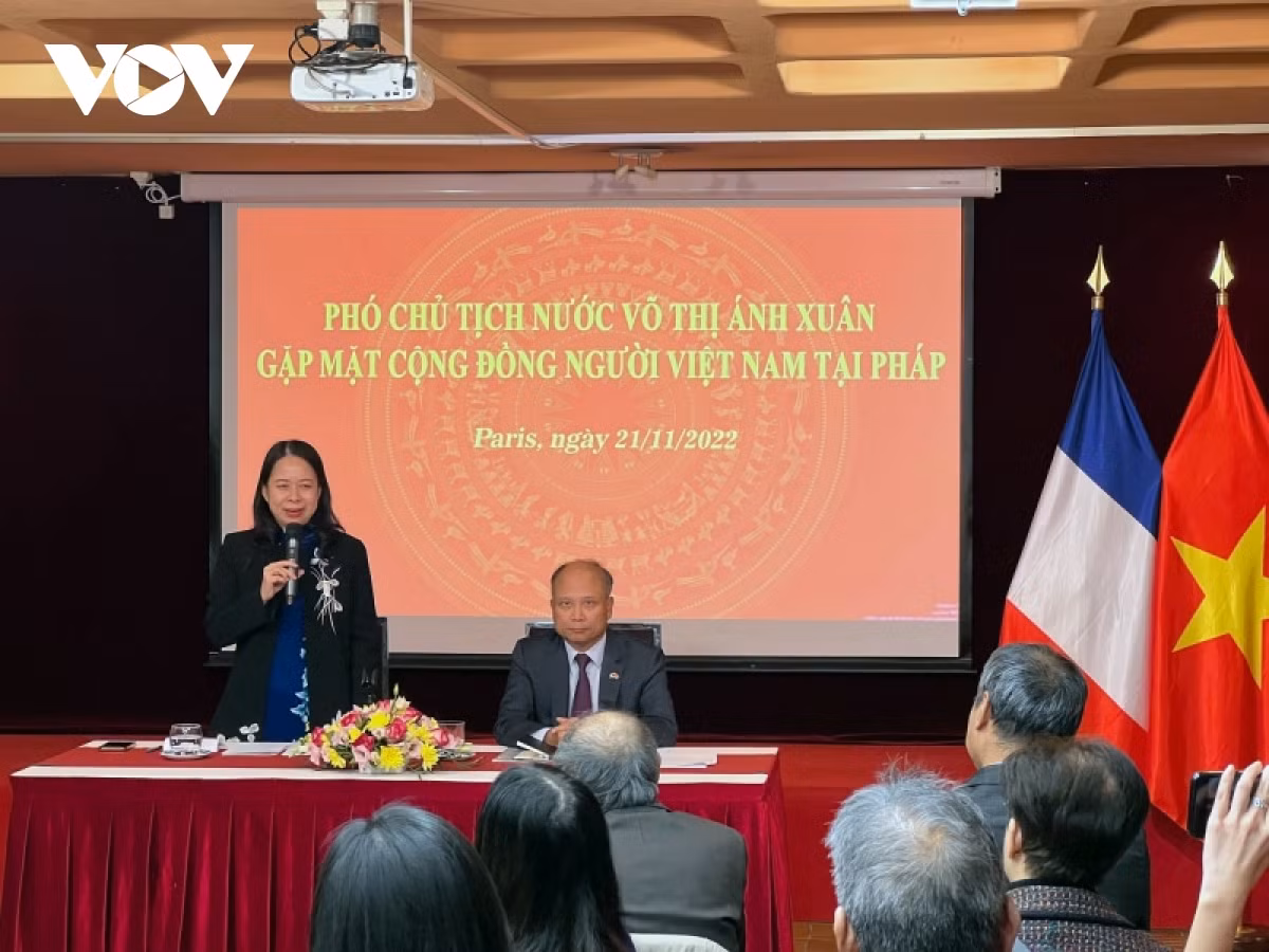 Trong khuôn khổ chuyến công tác tại Pháp sau khi tham dự Hội nghị Thượng đỉnh Pháp ngữ ở Tunisia, chiều tối ngày 21/11 tại Paris, Phó Chủ tịch nước Võ Thị Ánh Xuân đã có buổi gặp gỡ cộng đồng người Việt và làm việc với các cơ quan đại diện Việt Nam tại Pháp. Hơn 100 kiều bào đại diện cho nhiều thế hệ người Việt, nhiều hiệp hội người Việt tại Pháp đã tham dự buổi gặp gỡ với Phó Chủ tịch nước Võ Thị Ánh Xuân và đoàn công tác. (Ảnh: VOV)