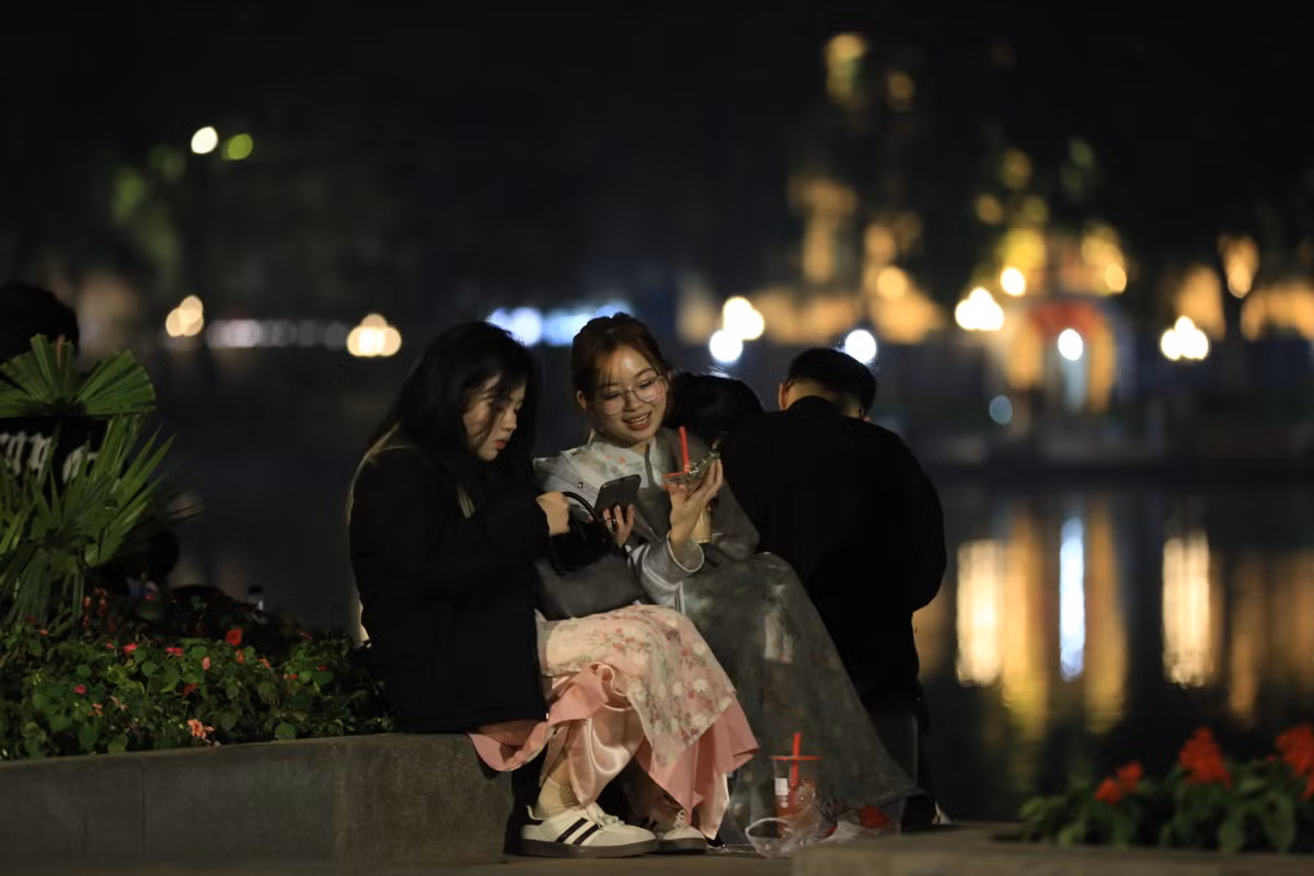 Mỗi người tìm cho mình một cách riêng để đón chờ năm mới tại Hồ Gươm.