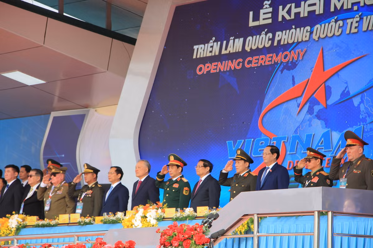 Sáng 19/12, Thủ tướng Phạm Minh Chính và các thành viên Chính phủ đã tham dự lễ khai mạc Triển lãm Quốc phòng quốc tế Việt Nam 2024 (Viet Nam International Defence Expo 2024 tại Sân bay Gia Lâm (đường Nguyễn Sơn, phường Phúc Đồng, quận Long Biên, thành phố Hà Nội).