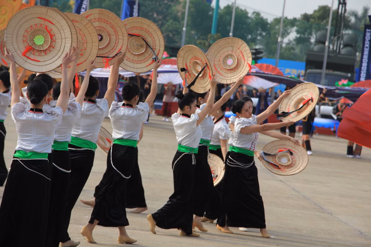 Điệu múa xoè và điệu múa truyền thống của đồng bào dân tộc Thái vùng Tây Bắc được "khoe sắc" với bạn bè quốc tế tại lễ khai mạc triển lãm.