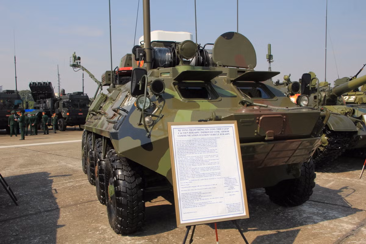 Xe tông trạm thông tin Tăng thiết giáp cải tiến BTR-60PU cũng được "thị uy".