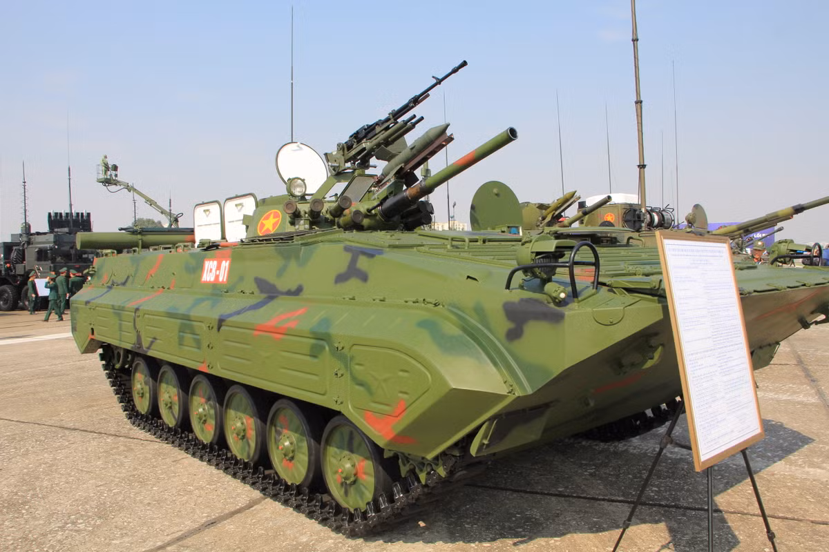 Tại khu vực triển lãm ngoài trời, dàn xe tăng, xe chiến đấu bộ binh của Quân đội Nhân dân Việt Nam được trưng bày với "vóc dáng" uy nghi, mạnh mẽ, thể hiện sức mạnh quân sự. Chiếc xe chiến đấu bộ binh XCB-01 được thị uy sức mạnh.