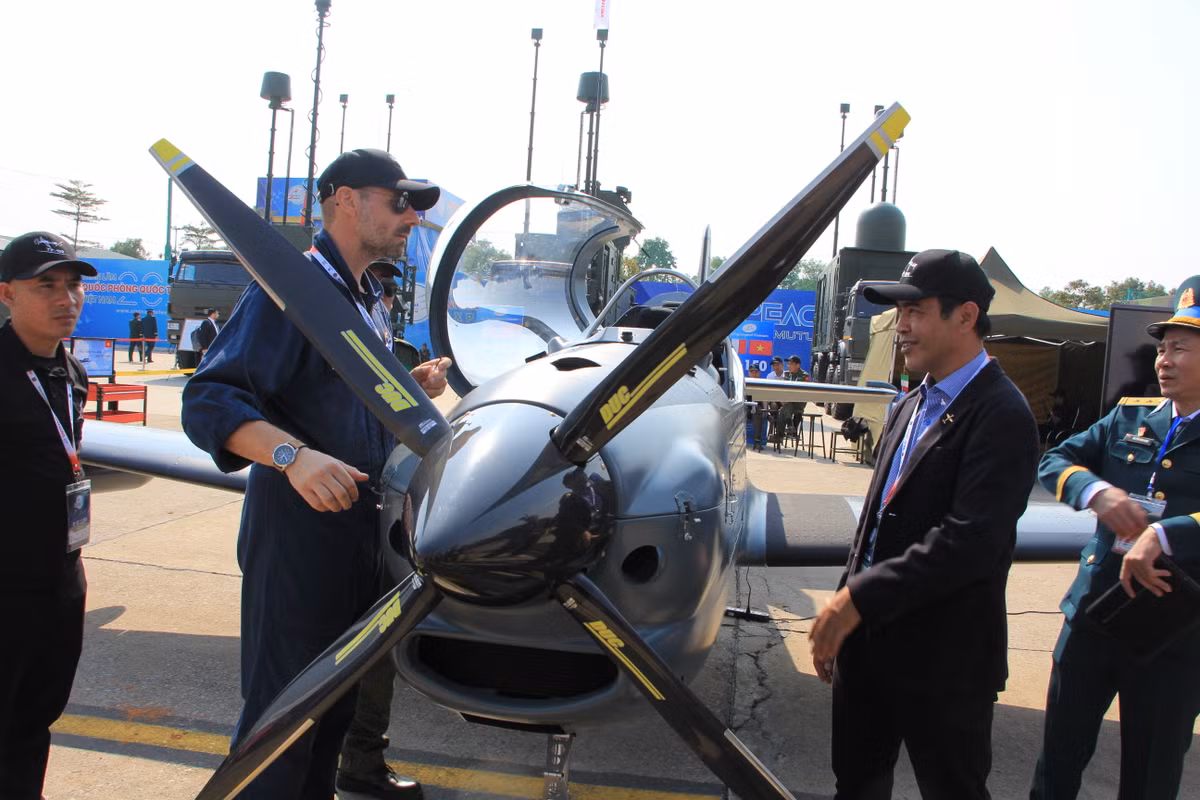 Máy bay được thiết kế bởi các kỹ sư của hãng Flying Legend Italy. Động cơ, cánh quạt và thiết bị điện tử của các nước phương Tây. Ảnh: Hữu Tuấn.