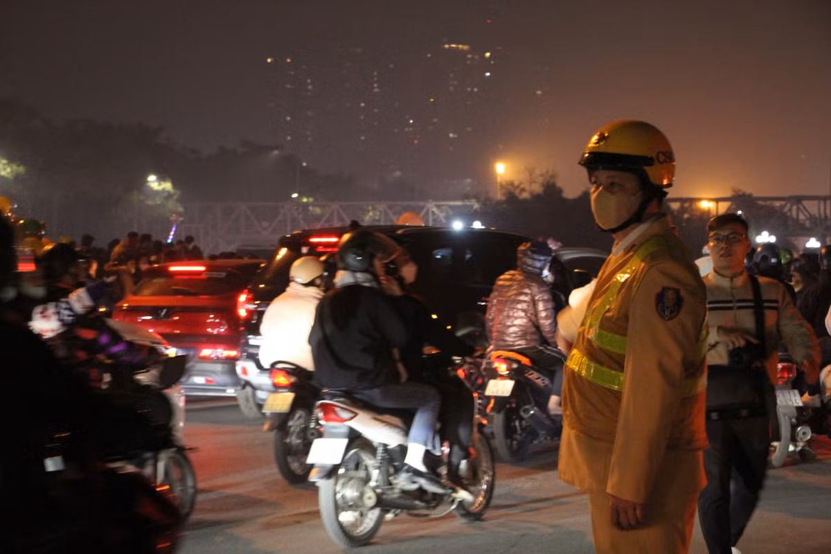 Lực lượng CSGT căng mình điều tiết, phân luồng giao thông.