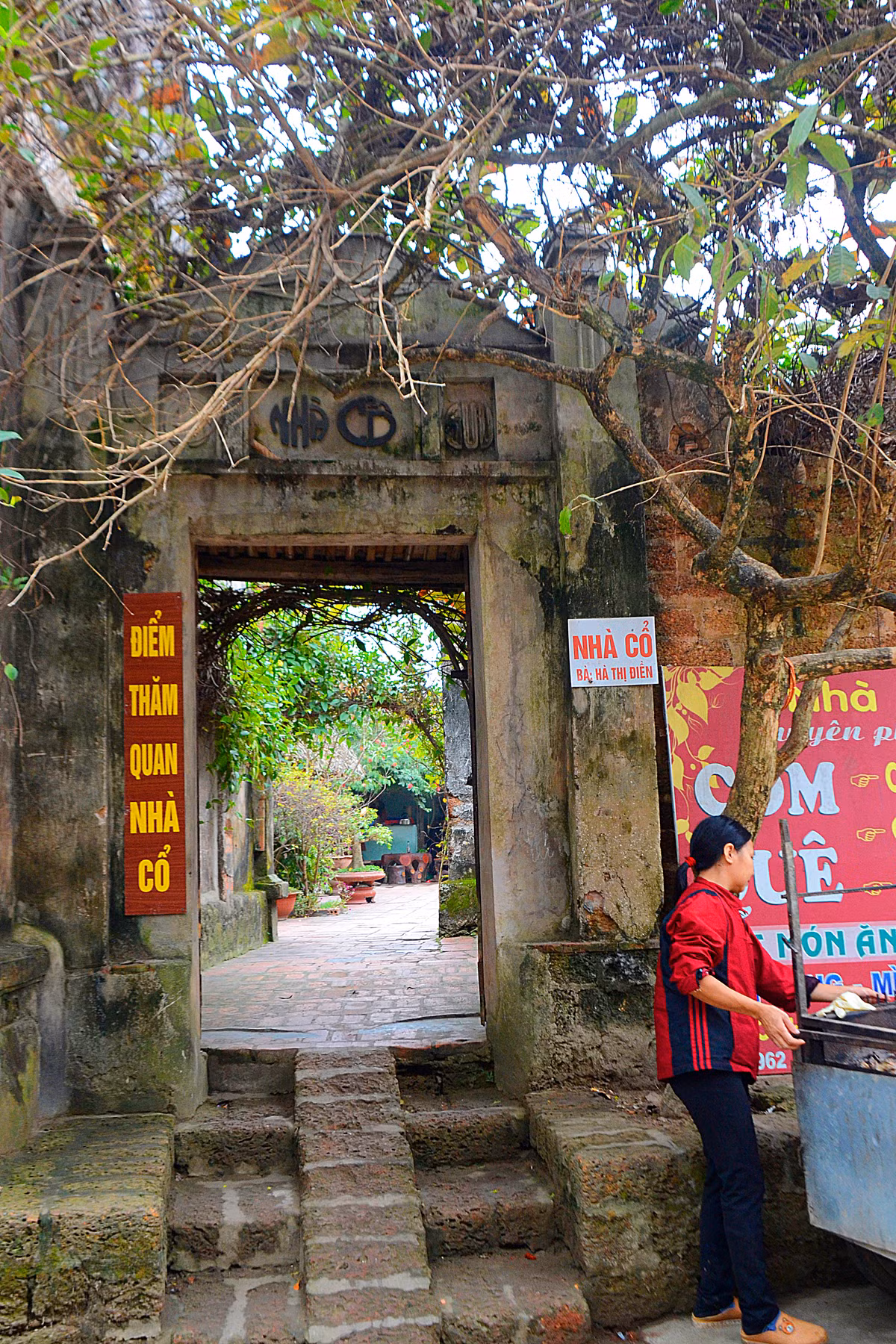 Có chiếc cổng nhà lại rêu phong đổ bóng trong chiều bên dòng người ồn ã, xô bồ...