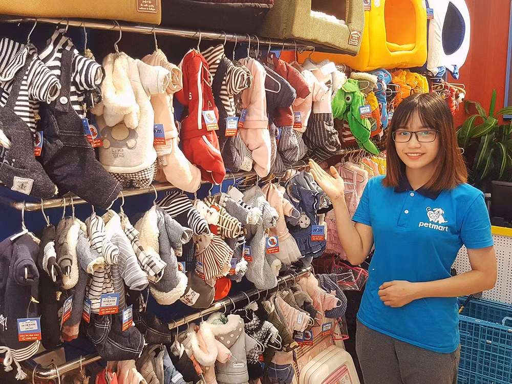 Hầu hết đều được phân loại chuyên nghiệp không thua gì shop quần áo của con người. Ảnh: petmart.vn.