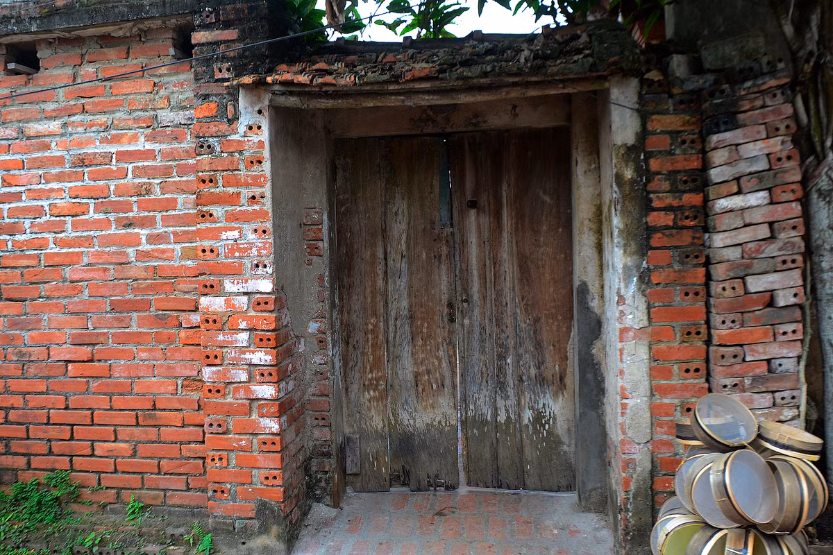 Không ít chiếc cổng lại vô danh, lặng lẽ và ẩn mình...